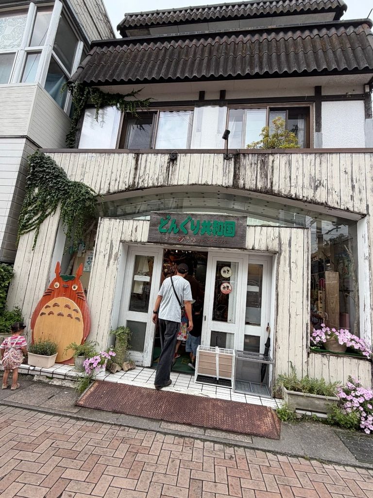 旧軽井沢のジブリグッズ専門店「どんぐり共和国」、大きなトトロのオブジェが目印
