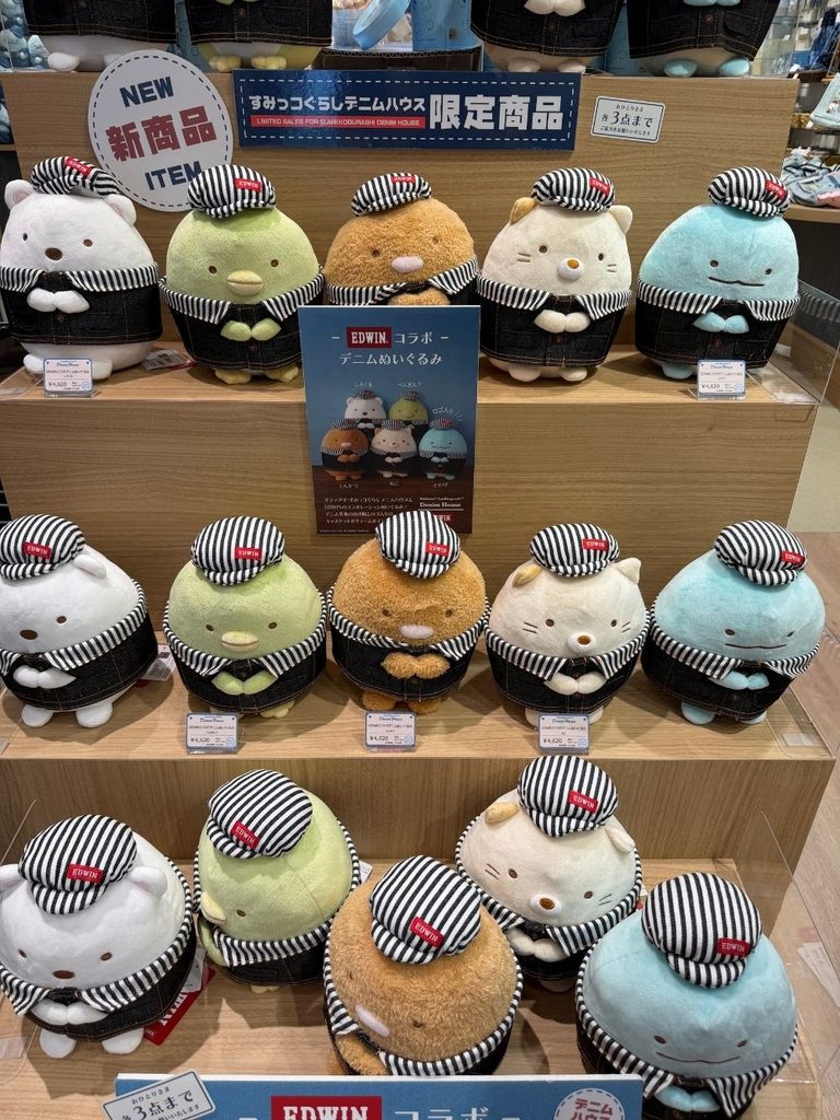 すみっコぐらしデニムハウス限定EDWINコラボぬいぐるみのディスプレイ