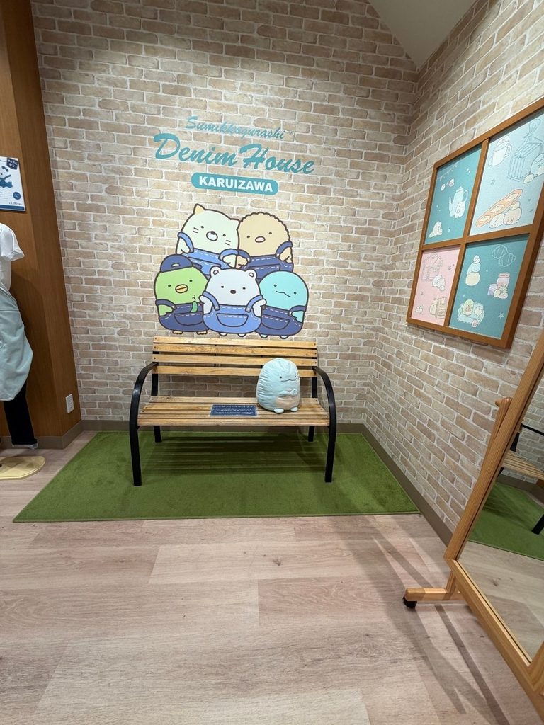 すみっコぐらしデニムハウス店内のフォトスポット、ベンチとキャラクター壁画