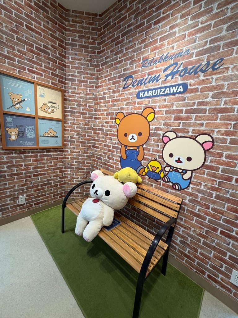 リラックマデニムハウス店内のフォトスポット、ベンチに座るぬいぐるみ