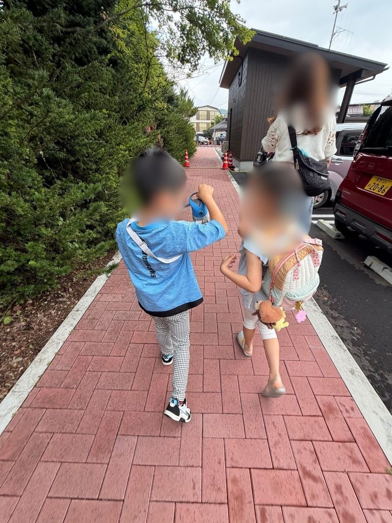 旧軽井沢へ向かう道中、駐車場から歩く子どもたちの様子