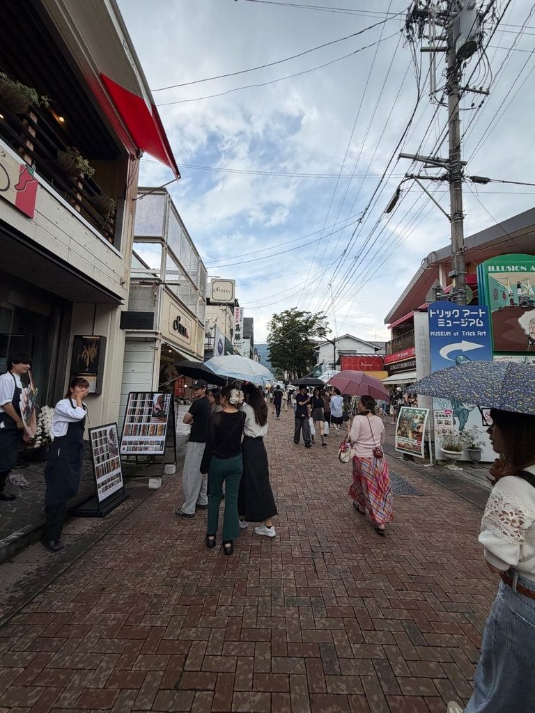 旧軽井沢の商店街の坂道を上る観光客の様子