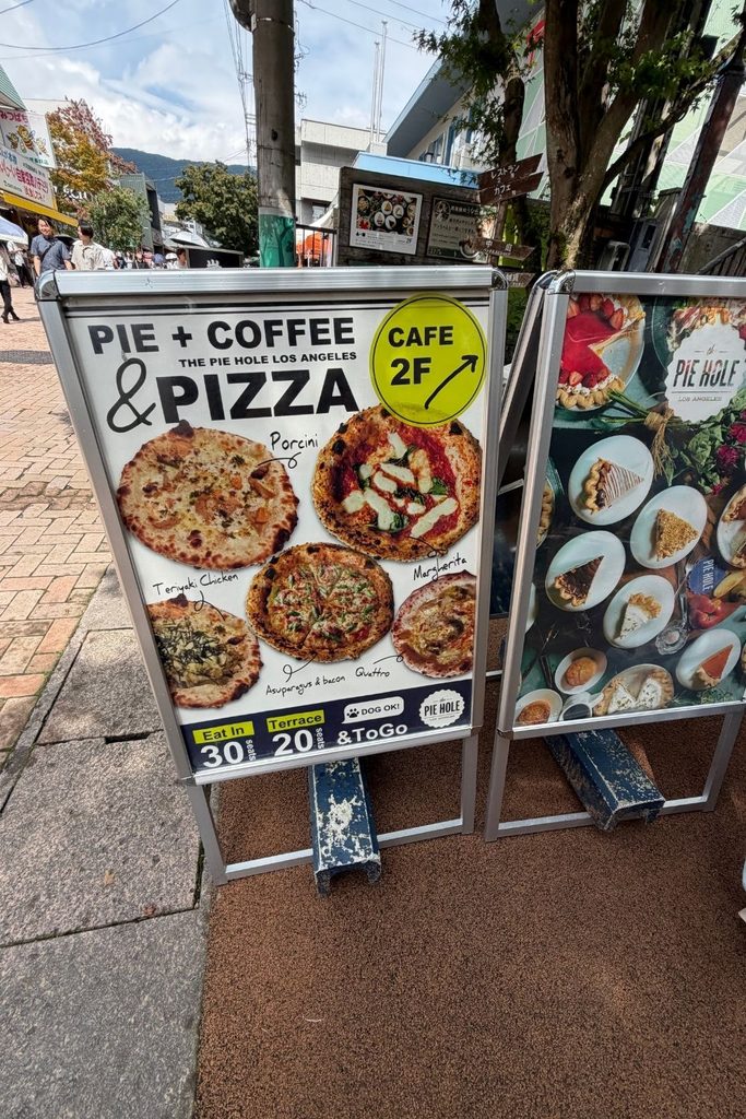 The Pie Holeのピザメニュー看板、Cafeは2階の案内表示