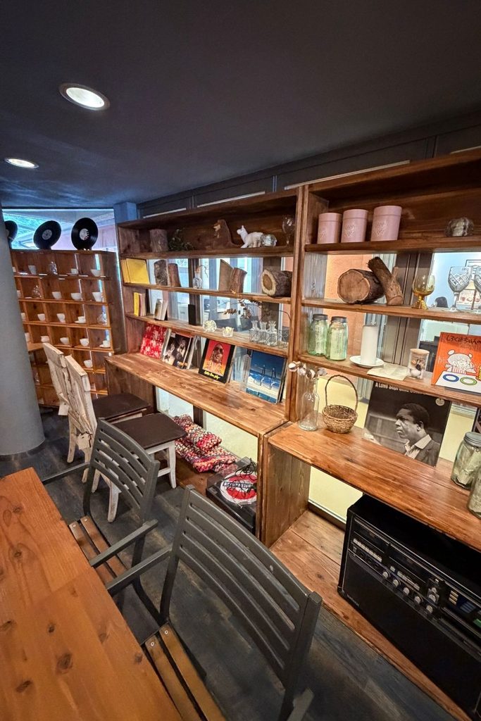 The Pie Hole店内のレトロな雰囲気の木製シェルフ