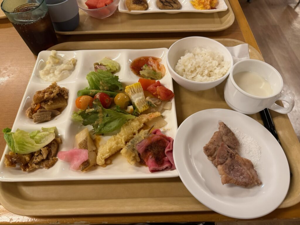 食事処Asamaでバイキング料理を並べた写真