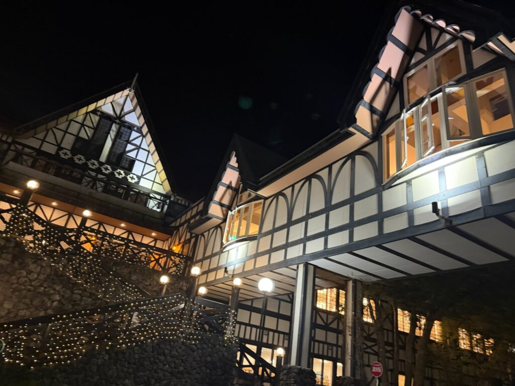 夜のホテルグリーンプラザ軽井沢、ヨーロッパ風建築の外観