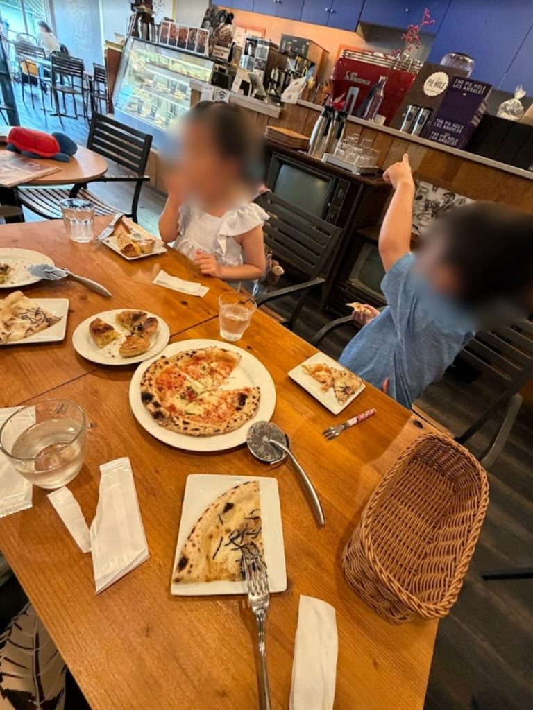 The Pie Hole Los Angeles Karuizawaの店内で食事をする子どもたち