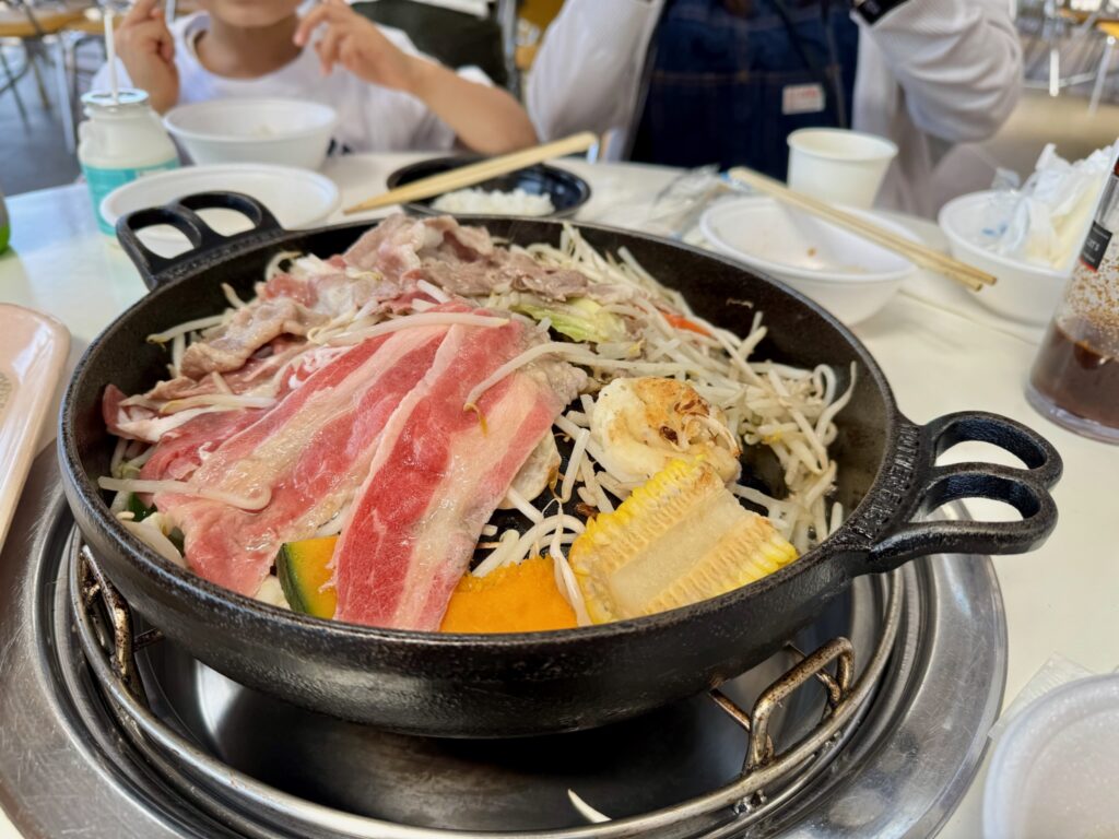 マザー牧場のジンギスカンガーデンズで提供されるジンギスカン料理