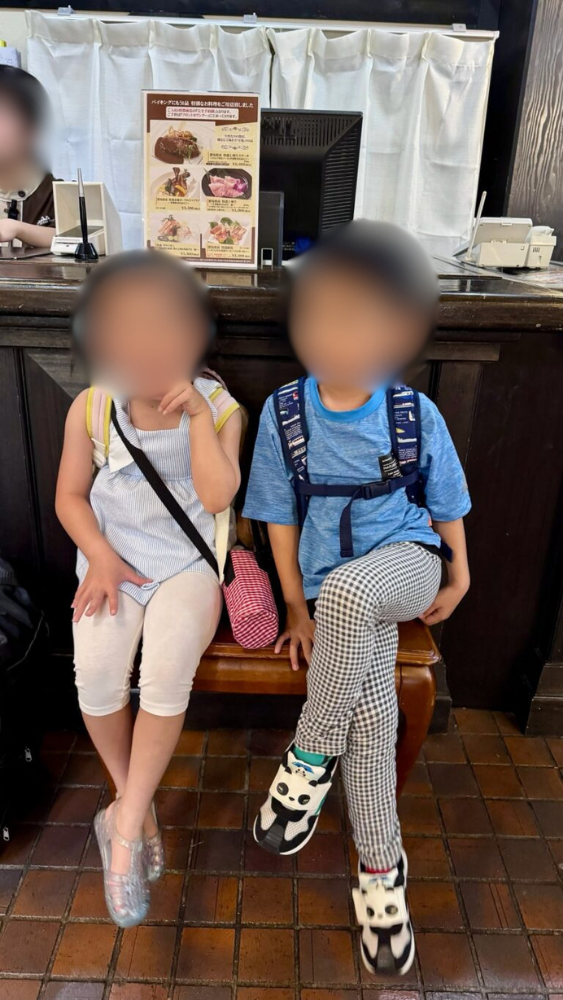 ホテルグリーンプラザ軽井沢のロビーで待つ子どもたち