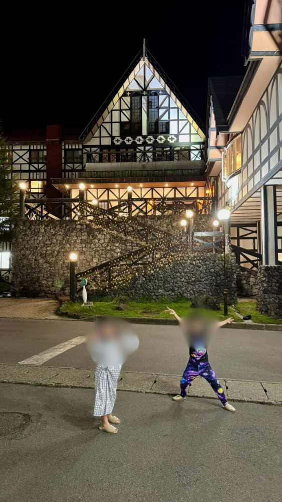 夜のホテルグリーンプラザ軽井沢の外観、浴衣姿の子どもたち