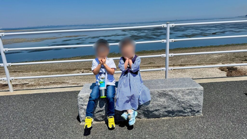 富津岬の海辺で休憩する上の子と親友のお子さん