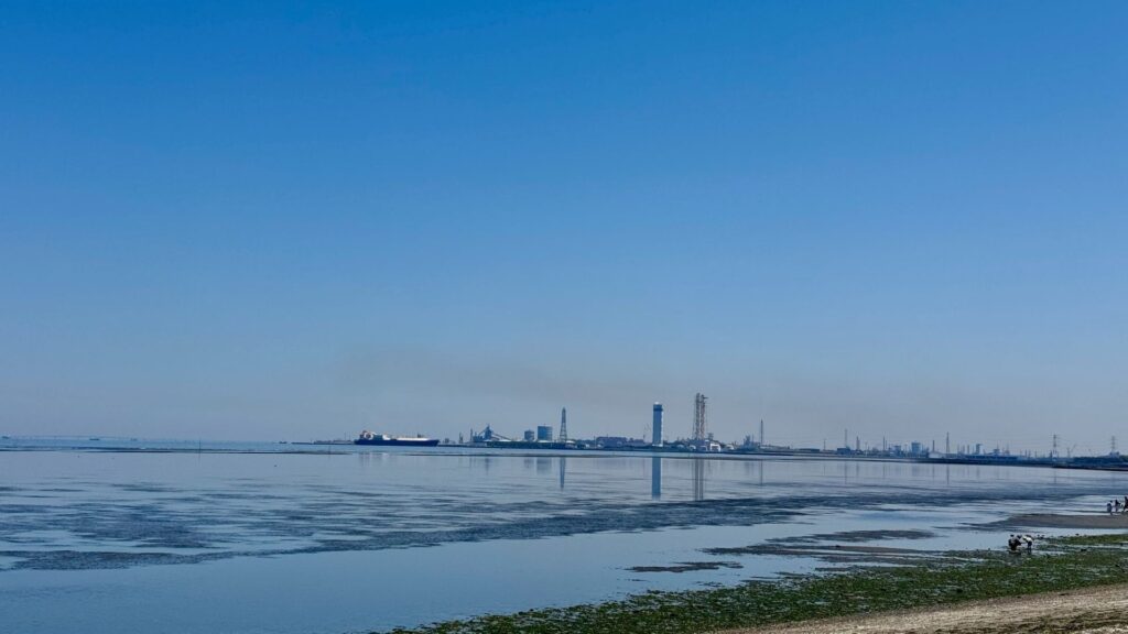 富津岬から見える東京湾対岸の景色、工場群のシルエット