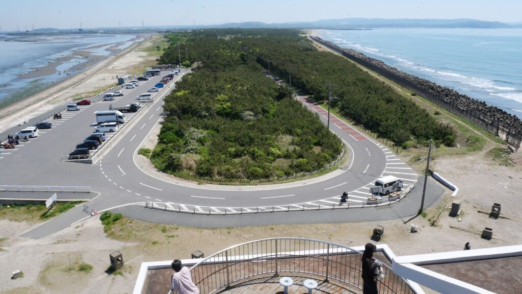 富津岬展望台から見下ろした駐車場と周辺の道路