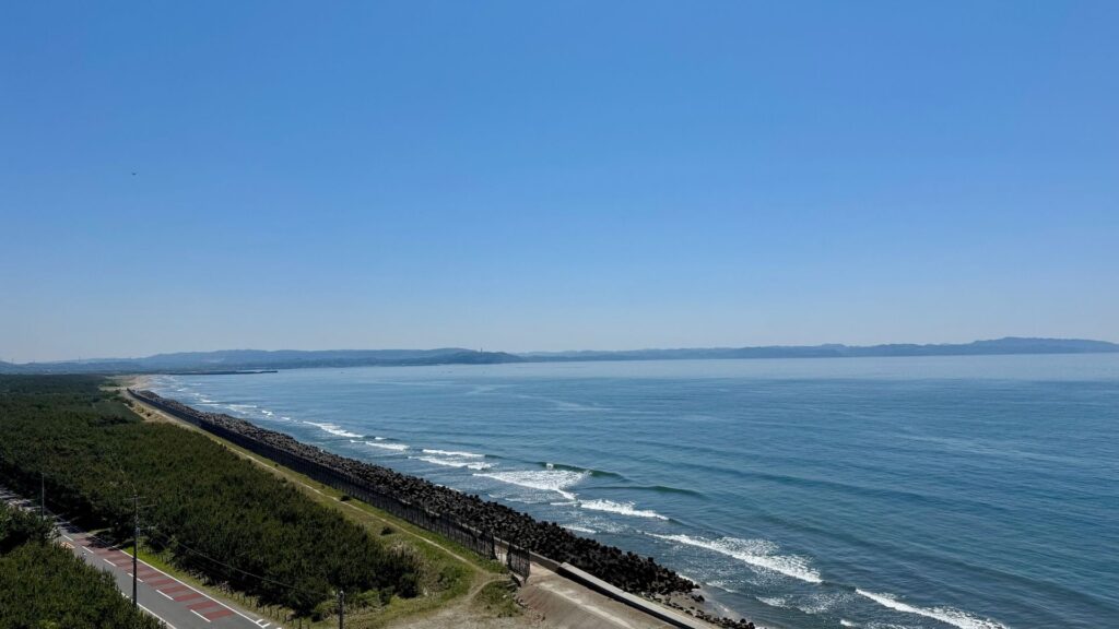 富津岬展望台から見渡す海岸線と東京湾の景色