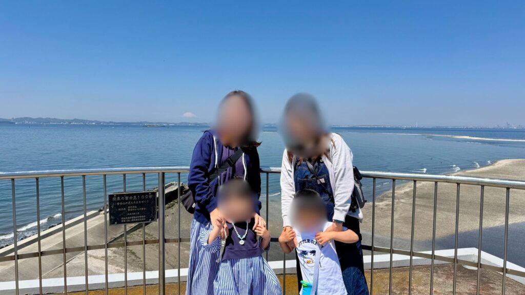 富津岬展望台での記念撮影、富士見百景の看板前で親友家族と4人