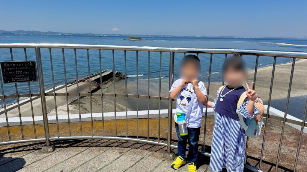 富津岬展望台からの絶景を背に、上の子と親友のお子さん