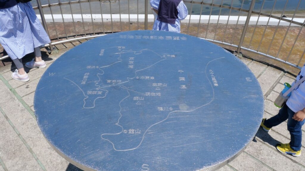 富津岬展望台の案内板、MagSafeスタンドを設置した台