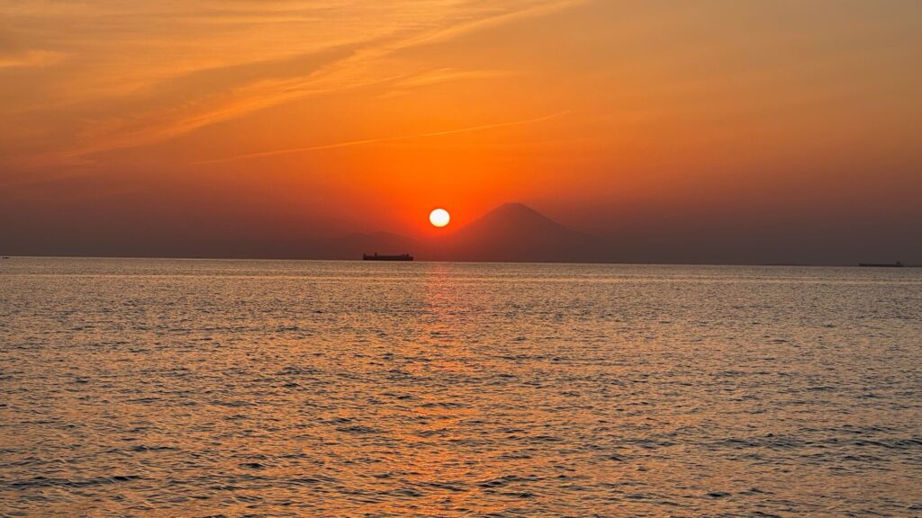 岡本桟橋から見る夕日と富士山のシルエット、船が浮かぶ絶景