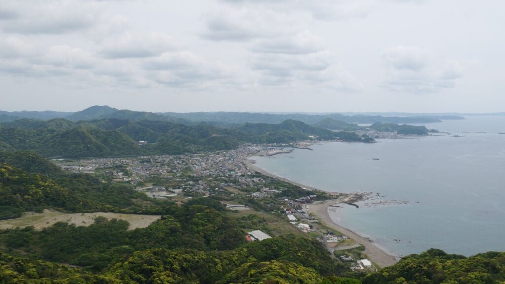 鋸山山頂から見える街並みと海の景色
