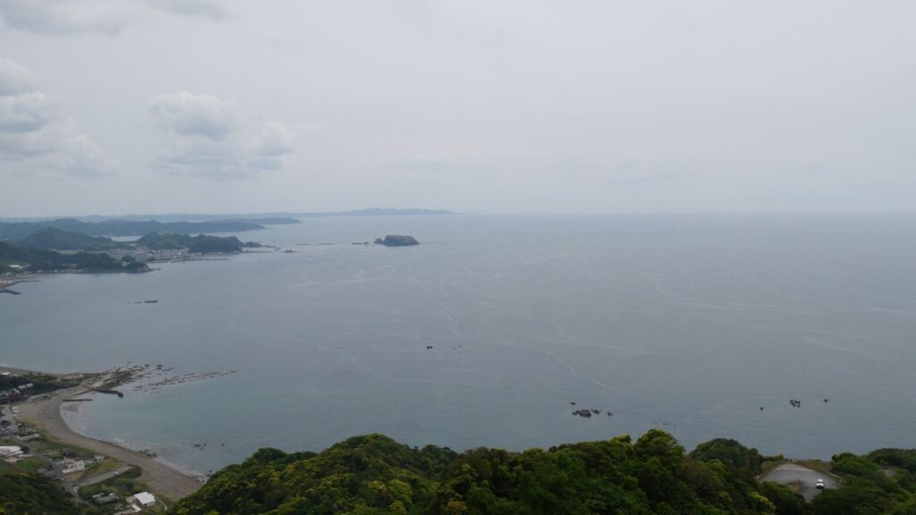 鋸山山頂から見た海岸線と入り江の景色