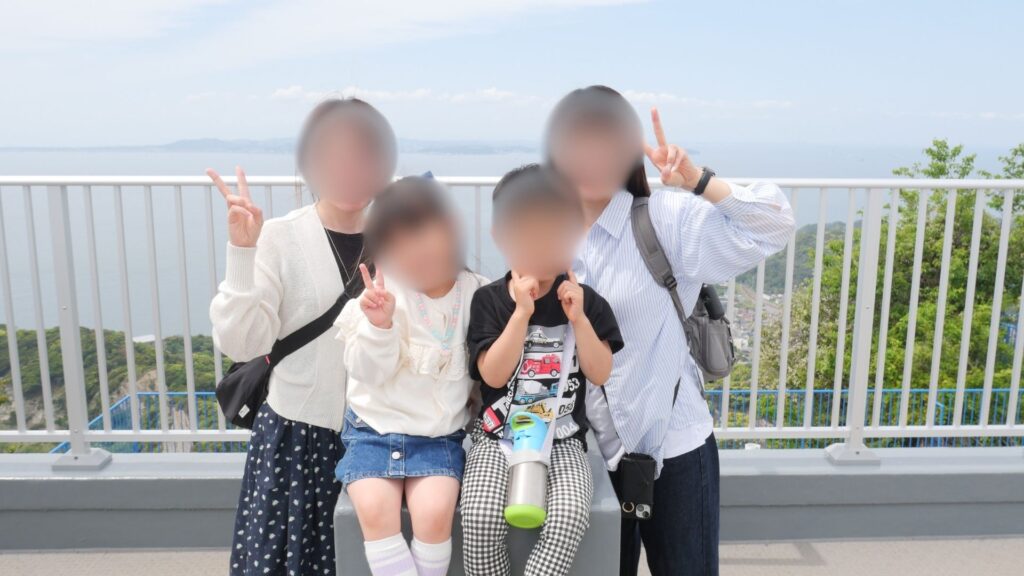 鋸山展望台で両家族が並んでピースサインの記念写真