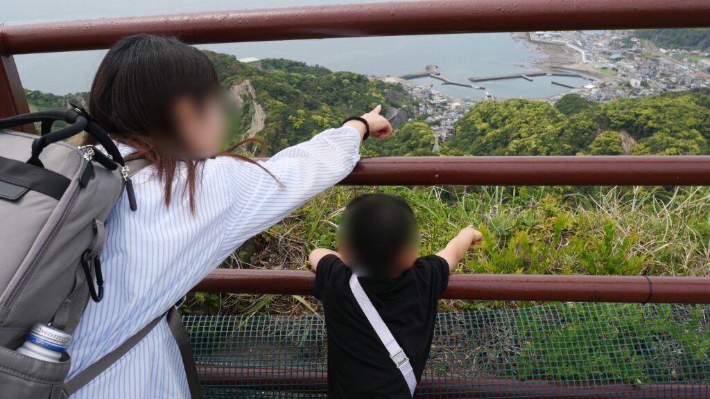 鋸山展望台で景色を指差す親子の後ろ姿