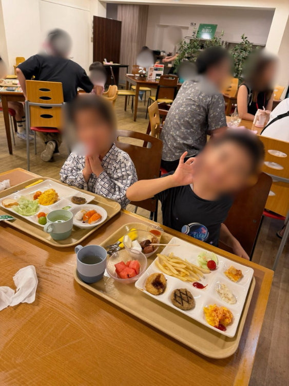 食事処Asamaでバイキング料理を並べた子ども用トレイ