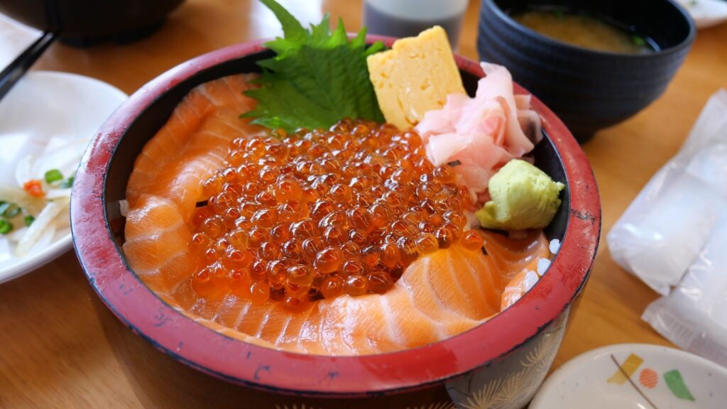 ばんやの看板メニュー、イクラとサーモンの親子丼