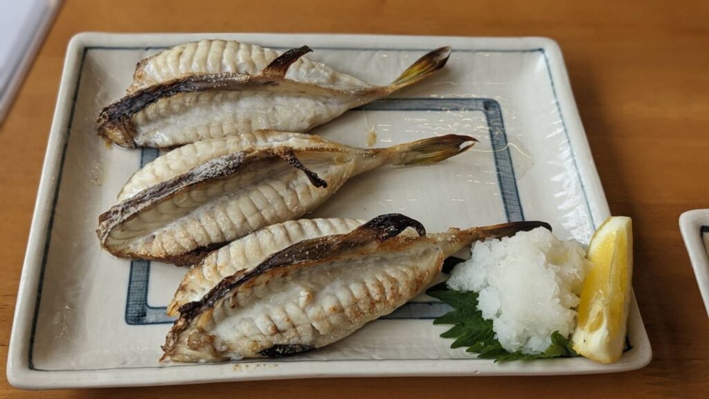 ばんやのアジの塩焼き、3尾盛り付けの一皿