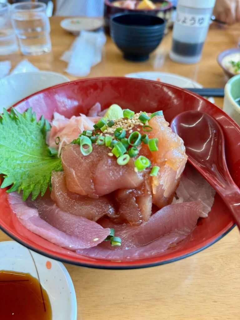 ばんやのまぐろ丼、新鮮な赤身がたっぷりの一杯