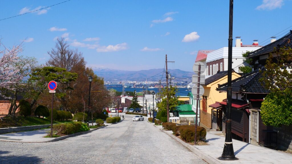 桜が咲く八幡坂と元町の街並み