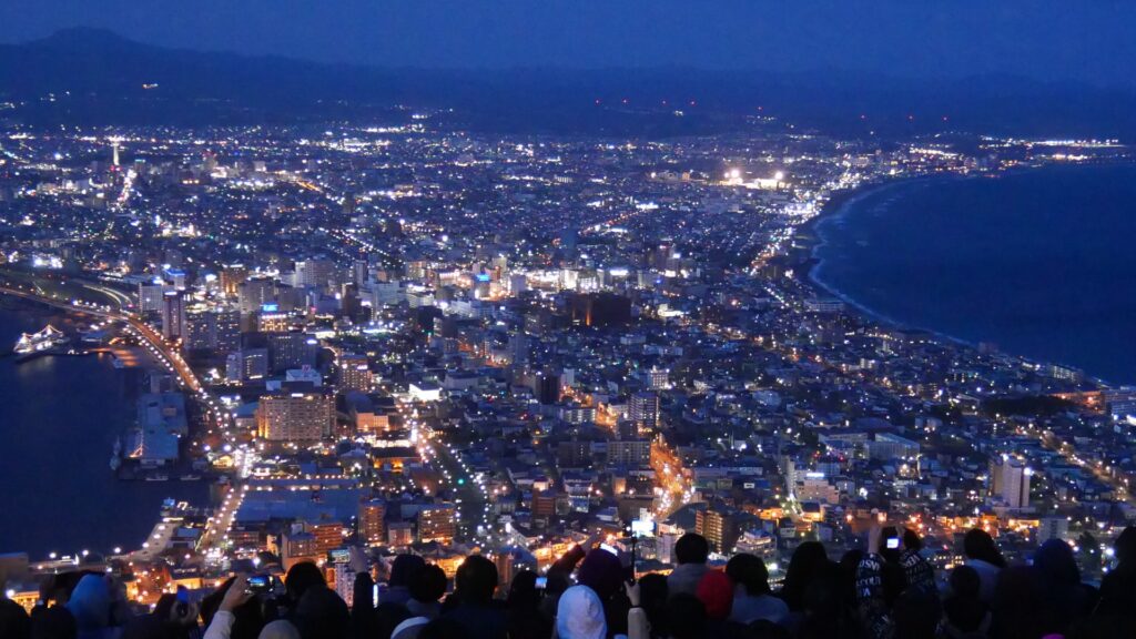 日が沈み始めた函館山からの夜景