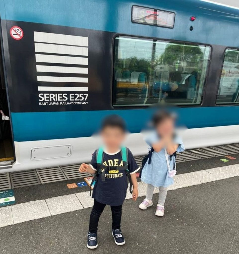 特急踊り子号と一緒に写真を撮る子どもたち