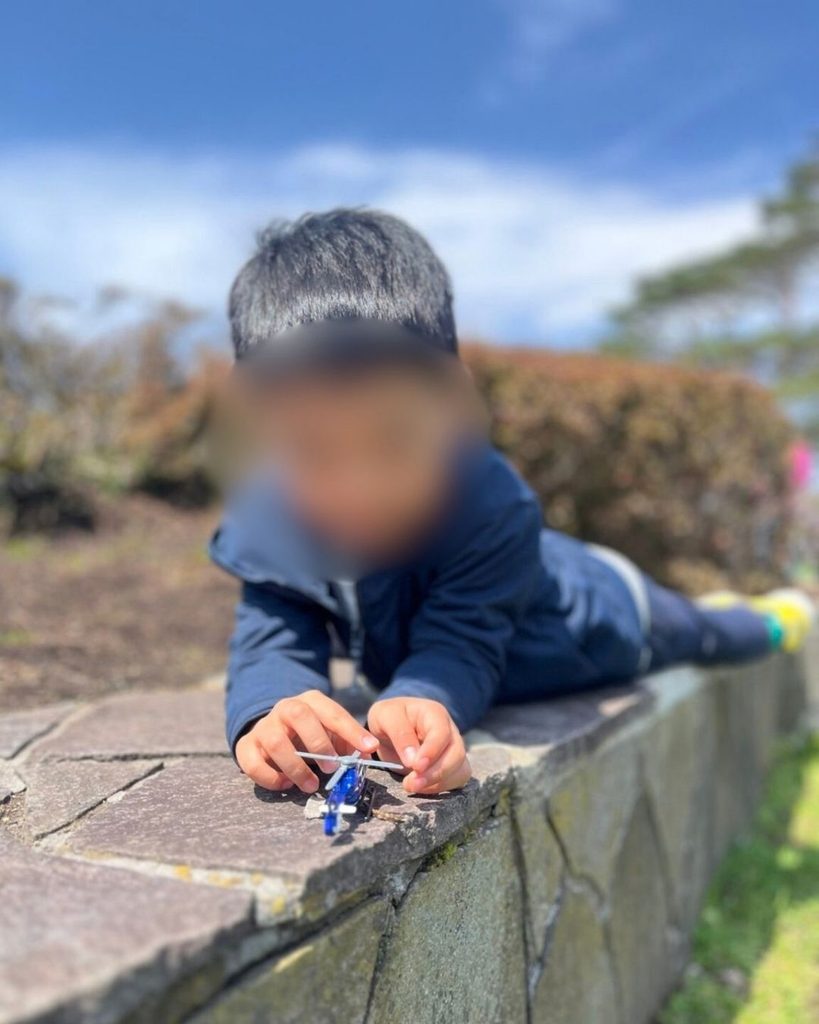 五稜郭公園の石垣でトミカのヘリコプターで遊ぶ子ども