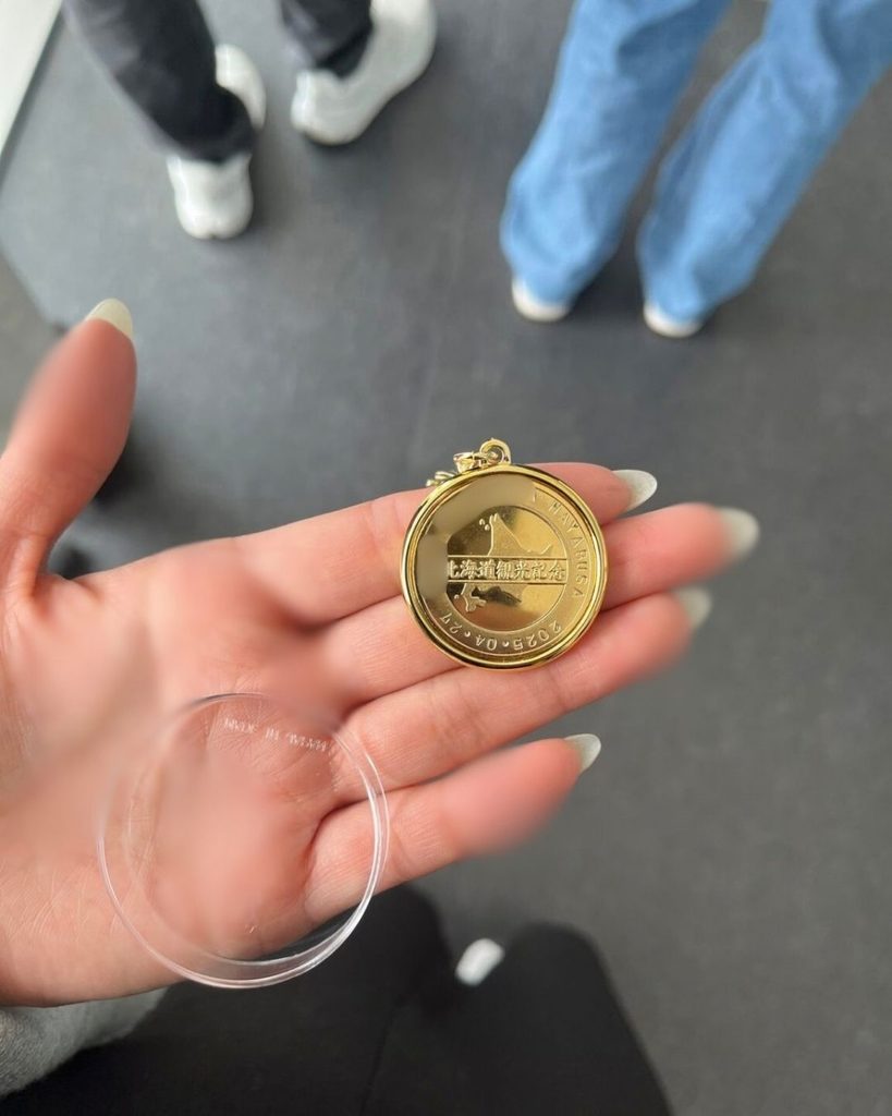 五稜郭タワーの記念メダル、北海道の形と日付が刻印されている