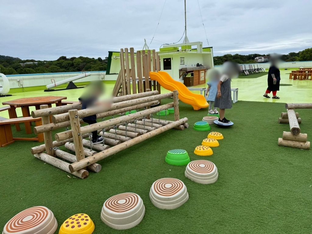 アンダのおうち おそらのテラスで遊ぶ子どもたち