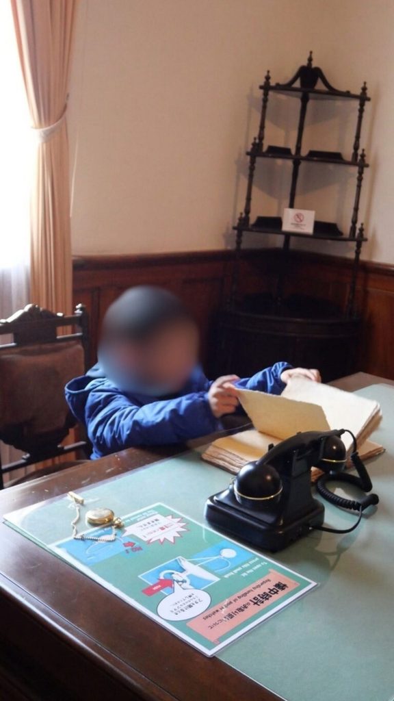 旧函館区公会堂の執務室を再現した部屋で遊ぶ子ども