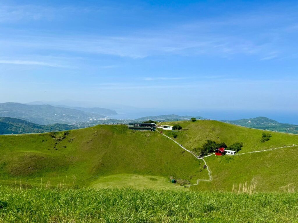 大室山山頂からの眺め、お鉢めぐりコースとレストハウス