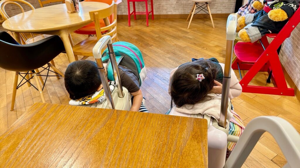 伊豆高原のカフェで「のりっこ」に乗ったまま眠る子どもたち