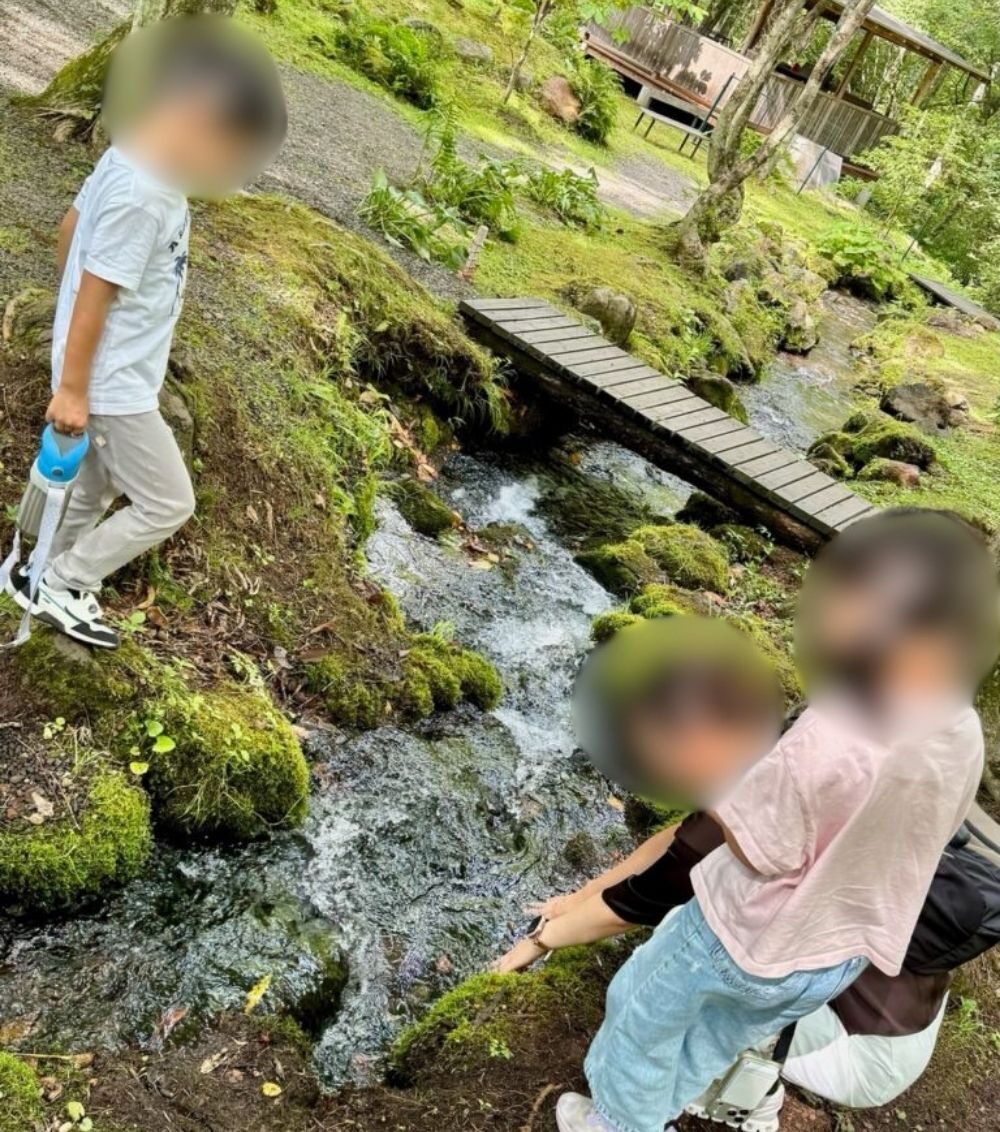 Piggies Cafe　そばで川遊びを楽しむ子どもｃたち