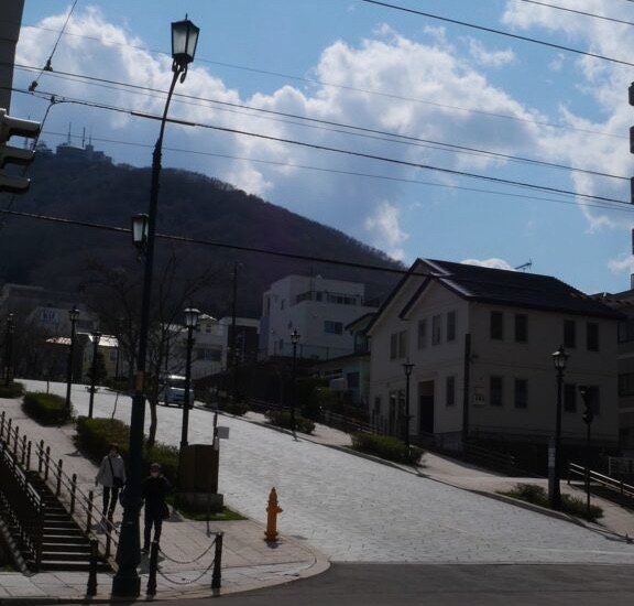 八幡坂から函館山方向を見た坂道の風景