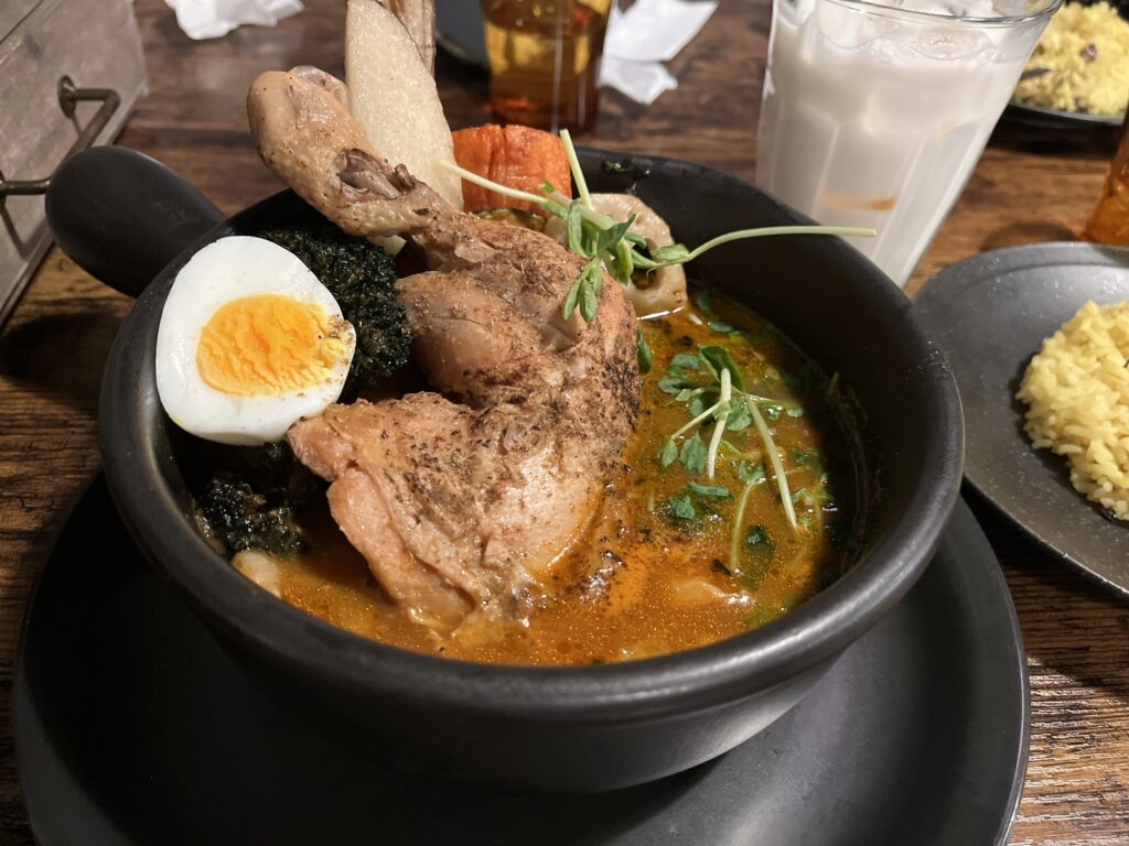 ベギラマのチキンレッグカレーと副菜、ドリンクのセット