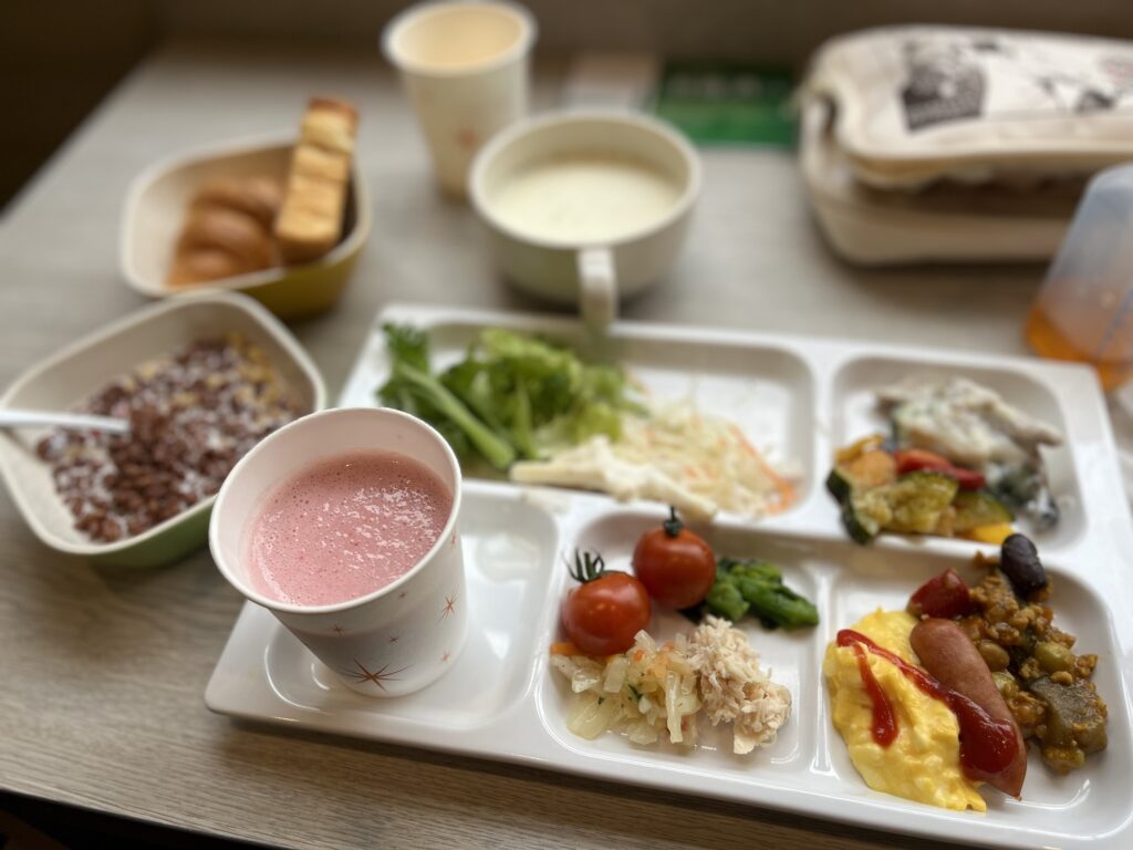 コンフォートホテル函館の朝食ビュッフェ、パンやスープ、スムージー、サラダなどが並ぶトレー
