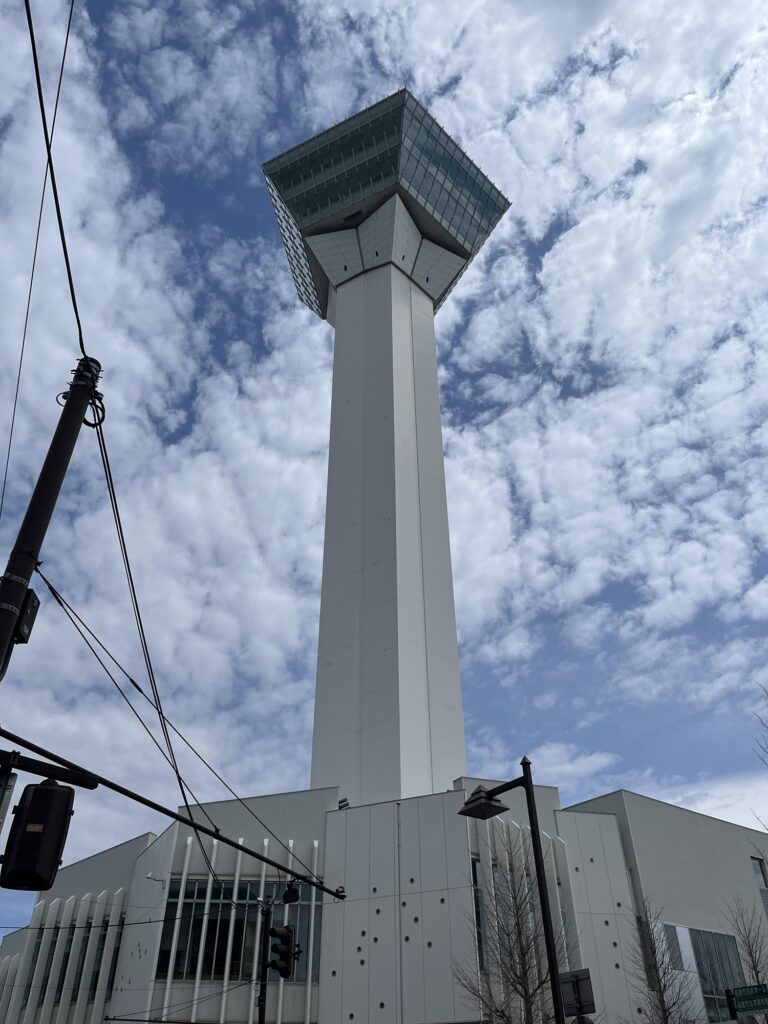 青空に映える五稜郭タワーの展望台部分