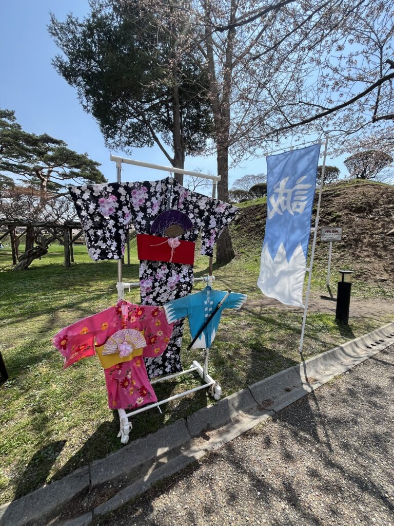 新選組衣装レンタルの浴衣とはっぴが並ぶ展示コーナー