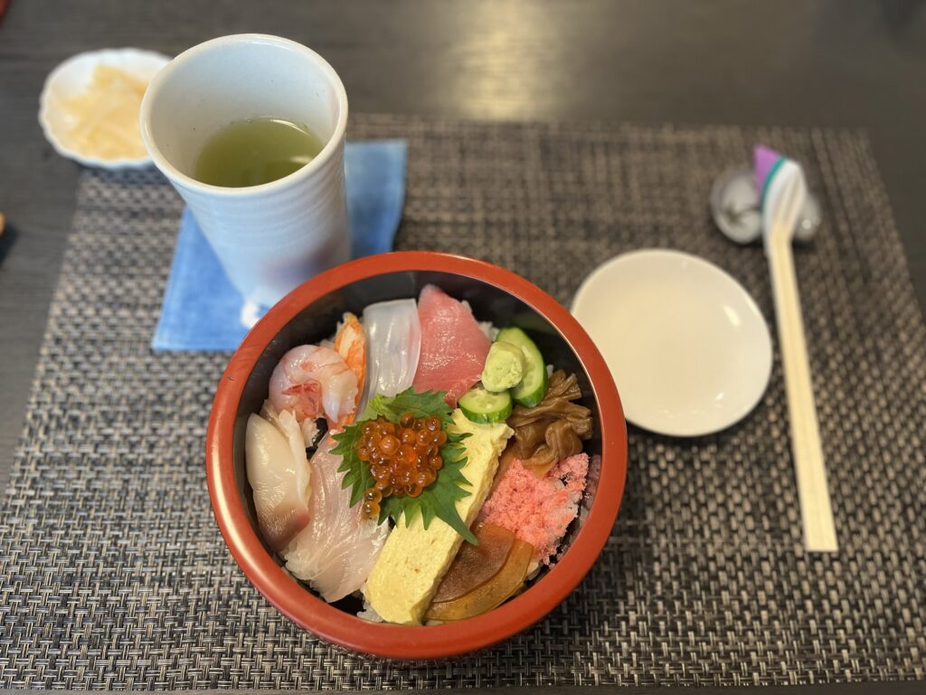 大寿司でいただいた海鮮丼、いくらやまぐろなど北海道の海の幸