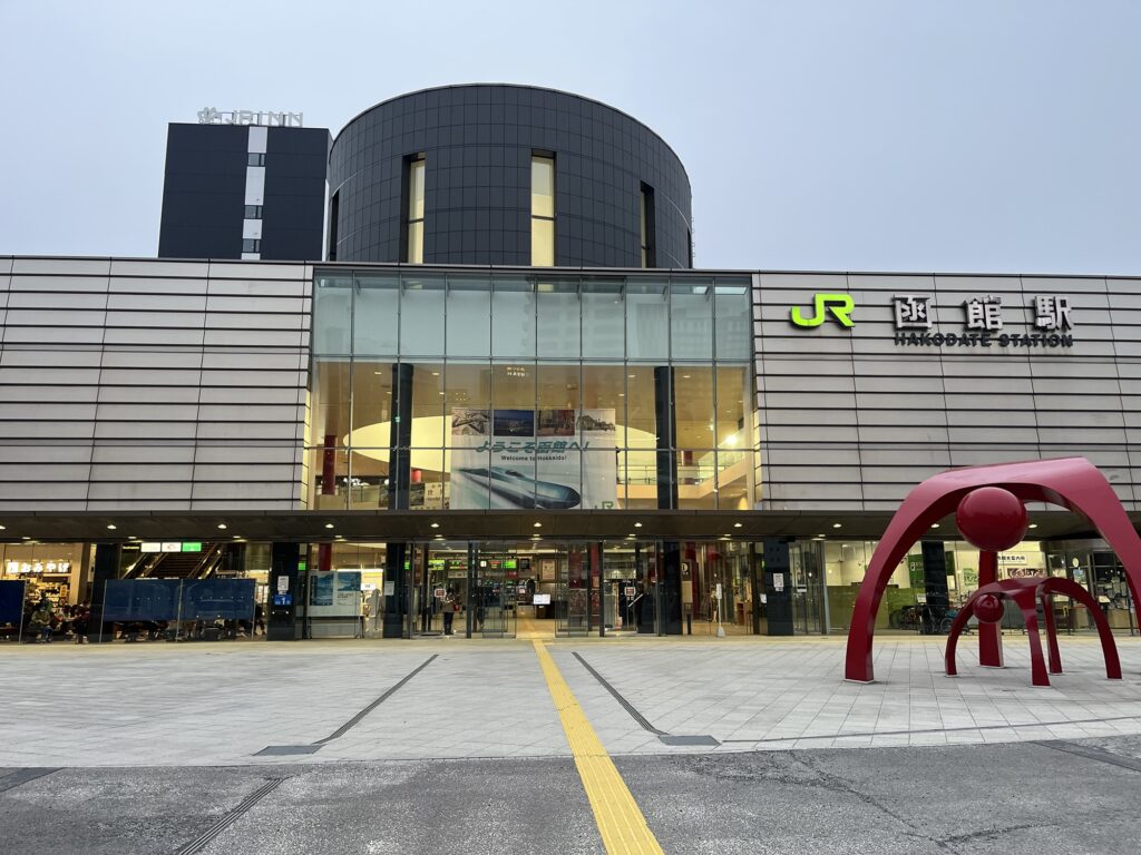 夕暮れ時のJR函館駅の外観