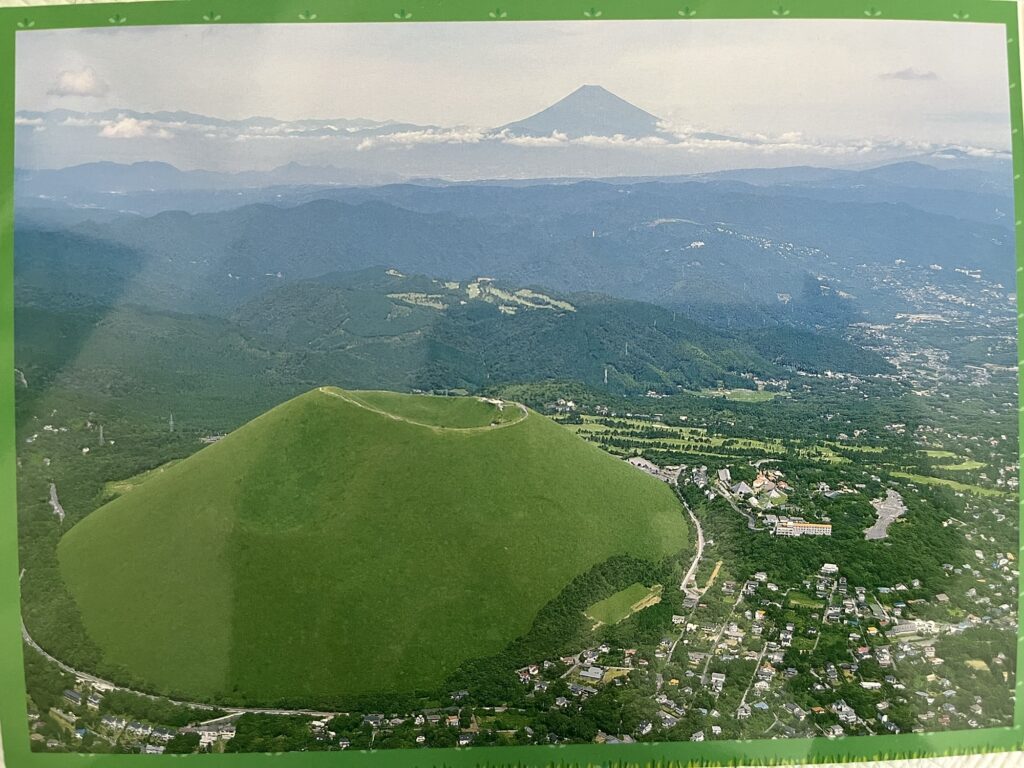 大室山の空撮写真、お鉢めぐりのコースと遠くに見える富士山