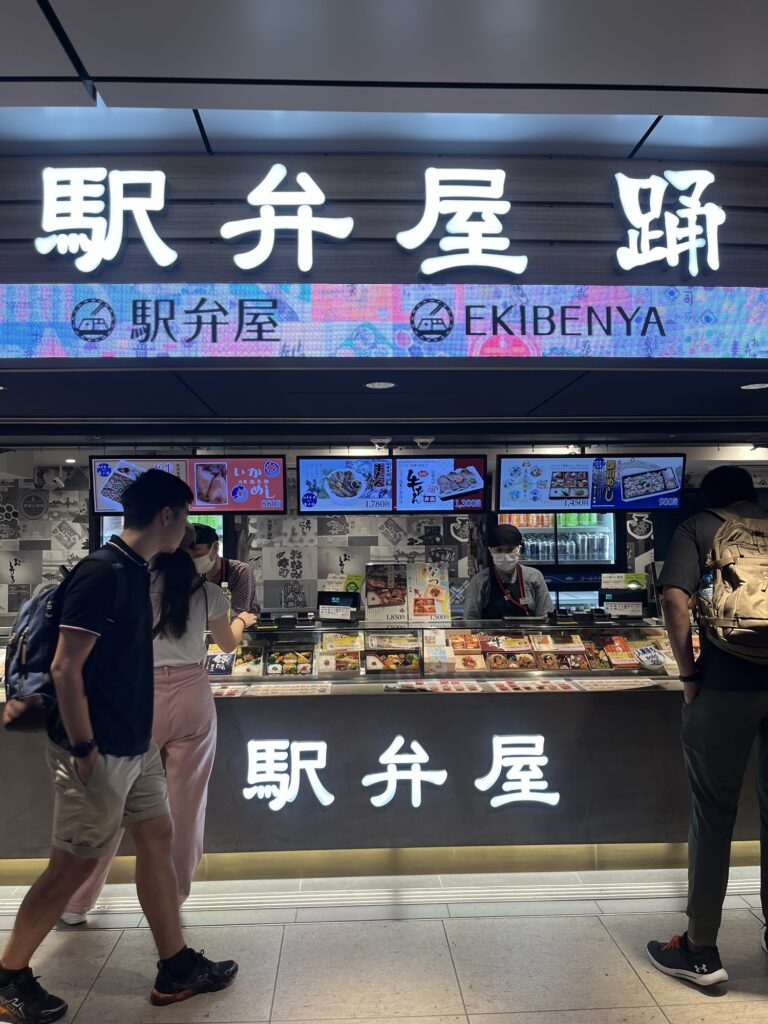 駅弁屋 祭の姉妹店「駅弁屋 踊」の店舗外観とショーケース