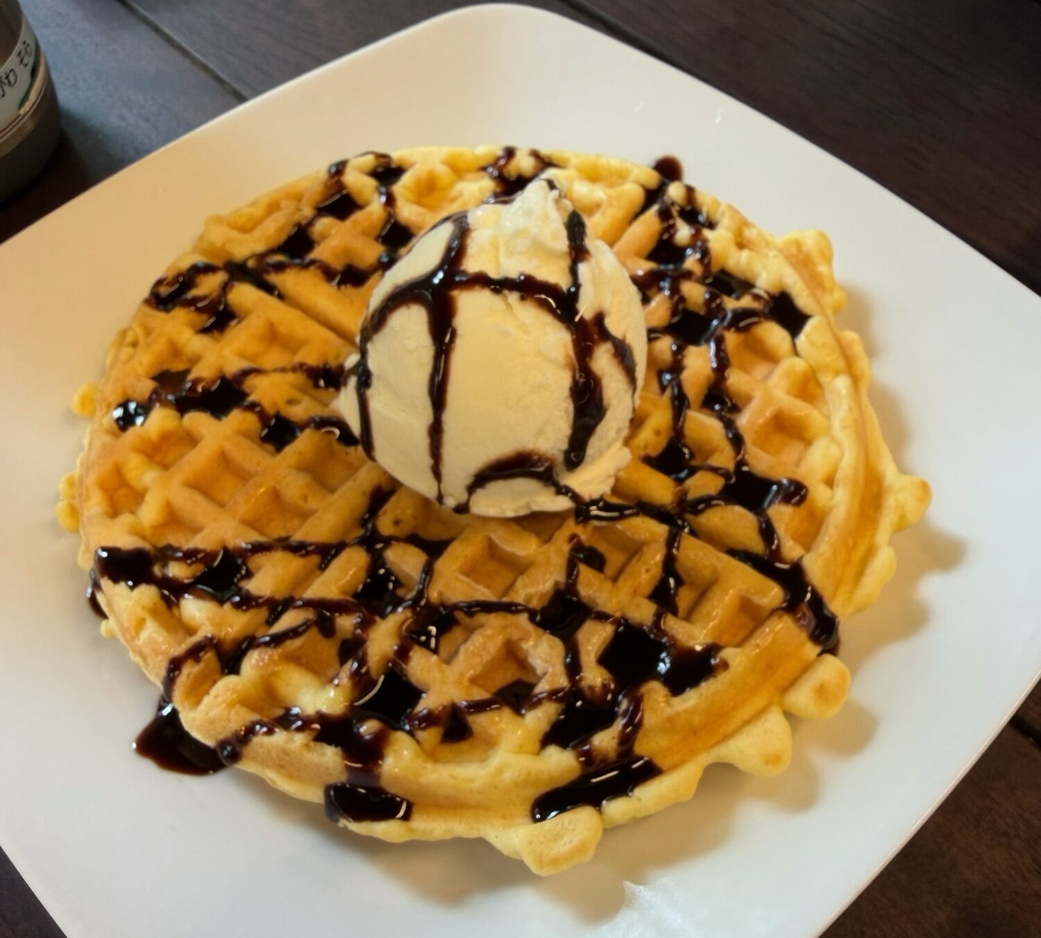 ワッフルチョコ乗せ＆アイスクリーム添え